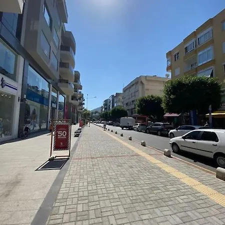 Merkezde Full Esyali Denize 50mt Daire Alanya